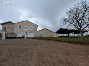 Maison avec garage et jardin clos