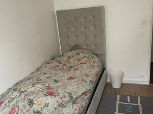 Chambre meublée face RER – Évry | Idéal étudiant / jeune actif