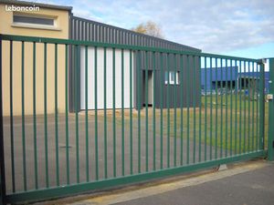 A louer local NEUF 160m2  bureau  toilette