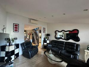 Un véritable cocon au calme  à deux pas de la place Stalingrad : luminosité  charme et tra