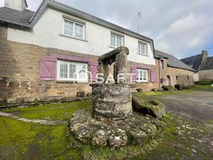 Hennebont  maison en pierre  jardin  dépendances