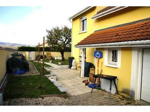 Je vous invite à venir découvrir cette charmante maison familiale de 100 m2  implantée aux