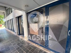 BOUTIQUE / BUREAUX DE 221 m² SUR 2 NIVEAUX A PROXIMITE DE LA GARE DE SAINT QUENTIN EN YVEL