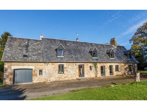 Manche; Maison en pierre de 6 chambres dans un endroit privé avec dépendances et terrain.