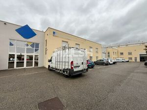 Location Local commercial 967m²