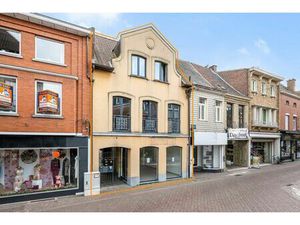 Opbrengsteigendom: commercieel pand en 2 appartementen : CENTRUM