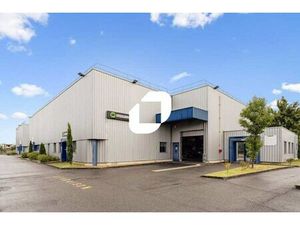 A LOUER  LOCAUX D ACTIVITES RENOVES