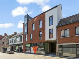 HANDELSRUIMTE VAN 195M² MET GROTE RAAMPARTIJEN  OPEN STRUCTUUR VOOR TALLOZE MOGELIJKHEDEN 