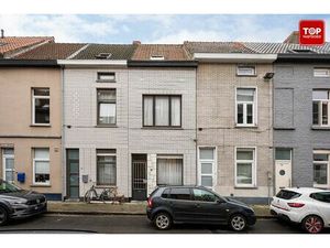 Instapklare stadswoning met 4 slaapkamers en ruime koer.