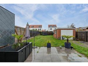 half open woning op ruim perceel