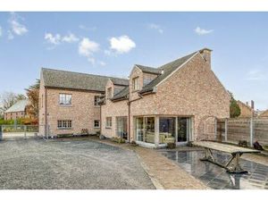 Volledige gerenoveerde woning met loods