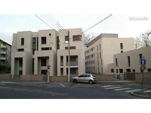 Garage box fermé dans une résidence sécurisée