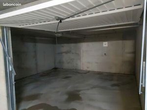Grand garage 25 m² boxé sécurisé