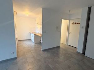 Grand t1 lumineux avec terrasse et parking - centre gigean