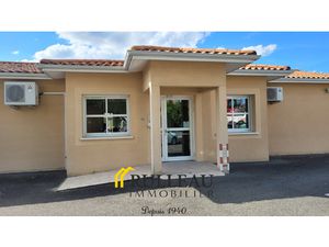 Local professionnel en centre-ville avec accès PMR et statio