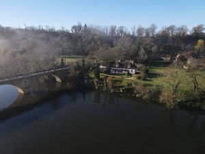 Maison À proximité immédiate du village de Trémolat  cette maison de style périgourdin...
