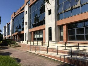 Location Local Professionnel 837m²