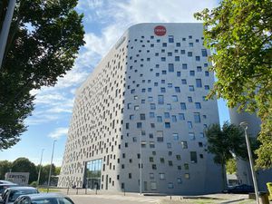 Location Local Professionnel 1 941m²