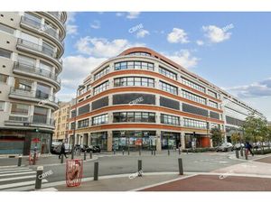 Location Local Professionnel 685m²