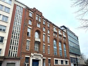 Location Local Professionnel 1 240m²