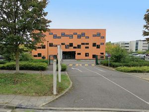 Location Local Professionnel 681m²