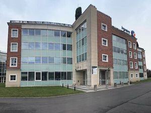 Location Local Professionnel 273m²