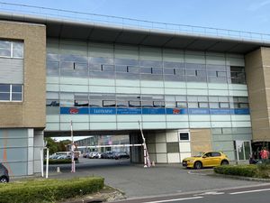 Location Local Professionnel 1 381m²