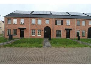 Nieuwbouwwoning met 3 slaapkamers  zolder  tuin en 2 autostaanplaatsen.