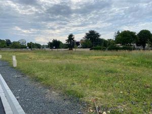 Terrain à bâtir à Saint-Savin (33920)