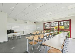 Location Local Professionnel 7 458m²