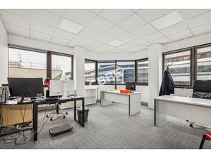 Location Local Professionnel 203m²