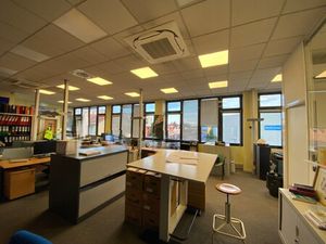 Location Local Professionnel 151m²