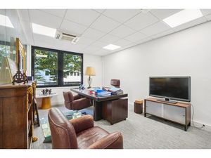 Location Local Professionnel 131m²