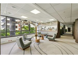 Location Local Professionnel 858m²