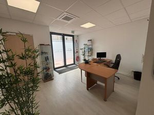 Location Local Professionnel 123m²