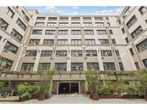 Location Local Professionnel 2 074m²