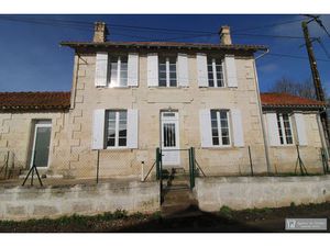 Location maison 4 pièces 77m2 Mazerolles 17800 - 700 € - Surface Privée