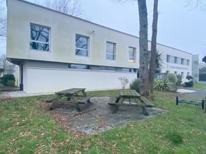 Location Local Professionnel 899m²