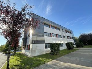 Location Local Professionnel 878m²
