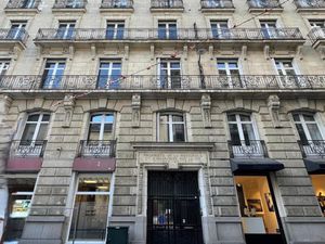 Location Local Professionnel 317m²