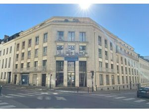 Location Local Professionnel 967m²