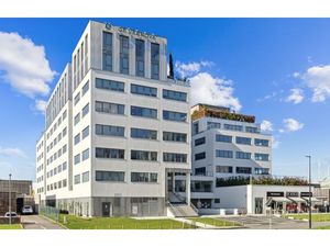 Location Local Professionnel 2 743m²