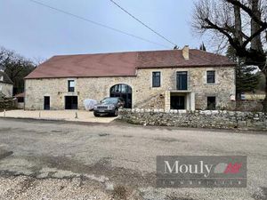 Charmante Propriété Rénovée Avec Dépendances Et Terrain Traversé Par Un Cours D’Eau