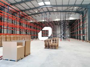 Entrepôt logistique avec 3 quais niveleurs ! Rare sur le secteur