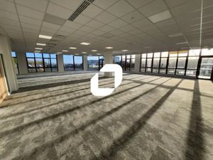 A LOUER  SUPERBES SURFACES EN PLEIN COEUR DE VIVALLEY