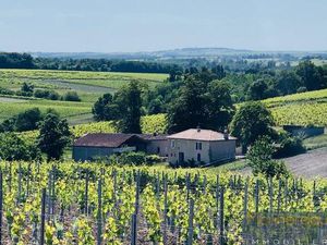 Ancien Corps De Ferme Dans Un Ecrin De Verdure