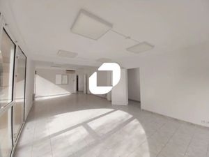 Bureaux cloisonnés accès PMR avec parking