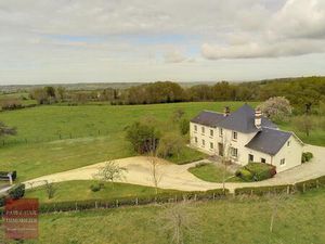 Pays D'auge - Calvados - Région de Livarot - Maison normande de charme avec bâtiment sur..