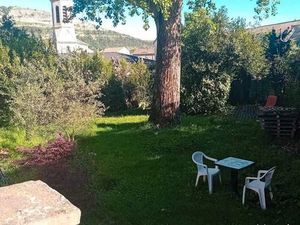 Villa avec jardin arboré et clôturé