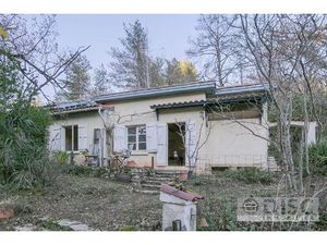 Maisonnette à rénover avec belles vues sur la vallée